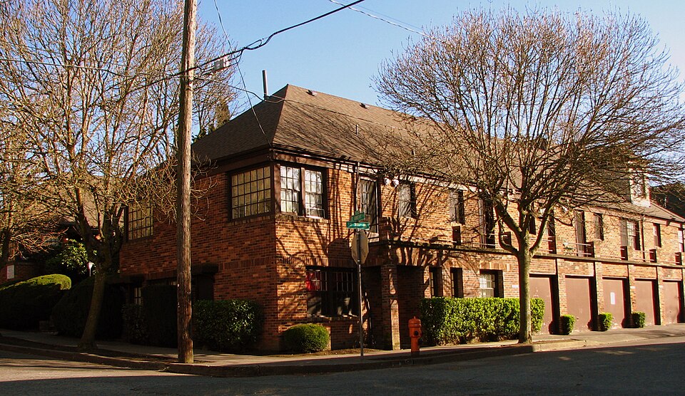 Photograph of Laurelhurst Manor Apartments