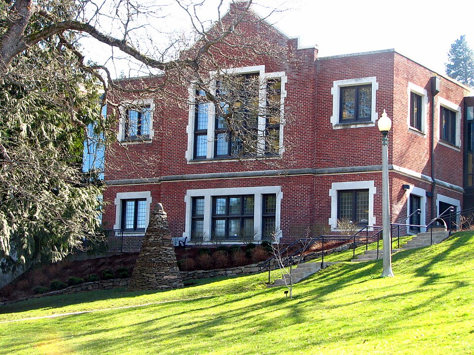 Photograph of Hood River County Library and Georgiana Smith Park