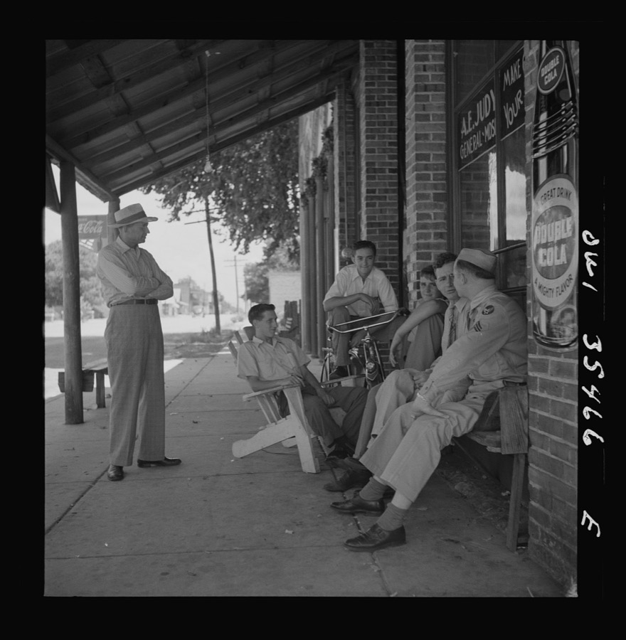 Bowman, South Carolina. Sergeant John Riley of the 25th service group, Air Service Command, talking with friends while on leave at his home. Before enlisting in the Army, Sergeant Riley worked in his father's garage for many years