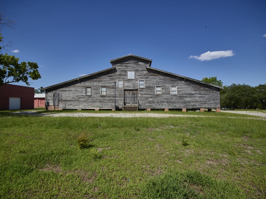 The old peanut warehouse, now an entertainment venue, is a landmark in Conway, South Carolina. Built in 1900 to store peanuts and fertilizer, it was later used as a tobacco barn