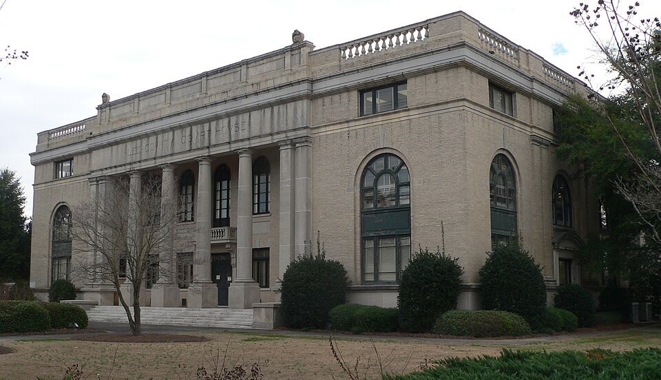 Photograph of Lee County Courthouse