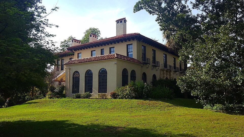 Photograph of Building at 303 Saluda Avenue