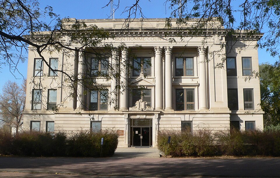 Photograph of Bon Homme County Courthouse