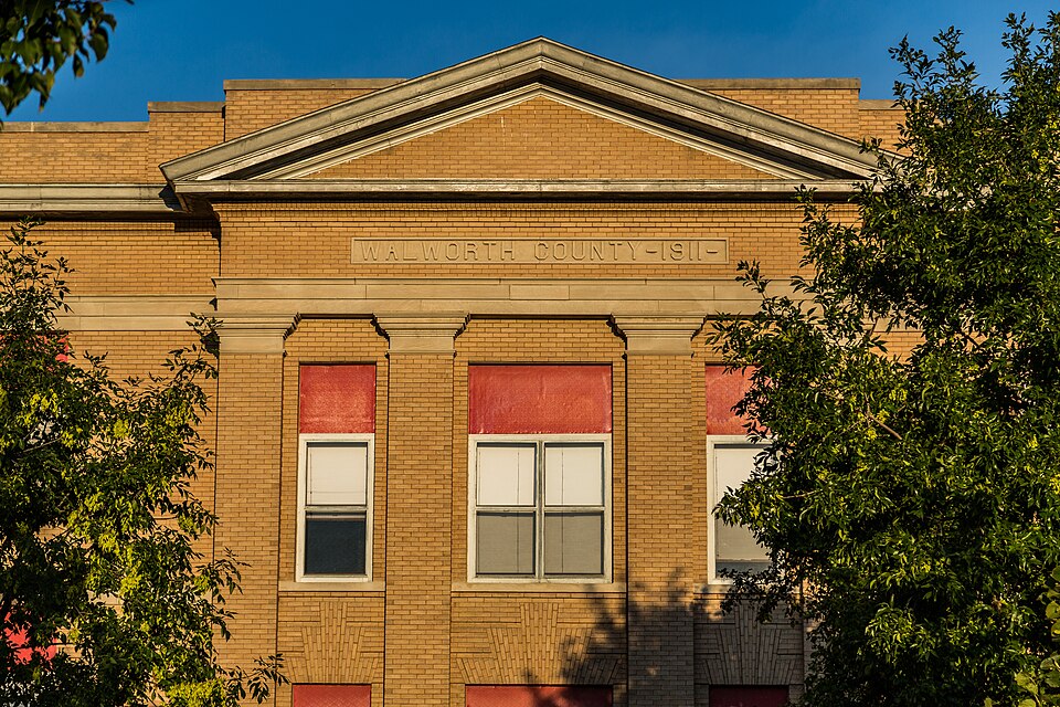 Photograph of Walworth County Courthouse