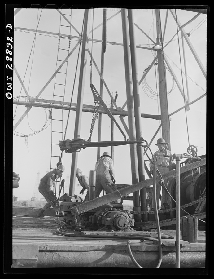 Freeport Sulphur Company, Hoskins Mound, Texas. Pulling up a pipe at a sulphur well