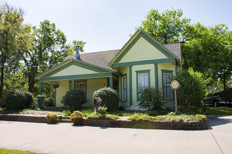 Photograph of Andrew "Cap" and Emma Doughty Bratton House