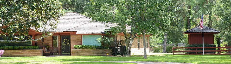 Photograph of B. Ray and Charlotte Woods House