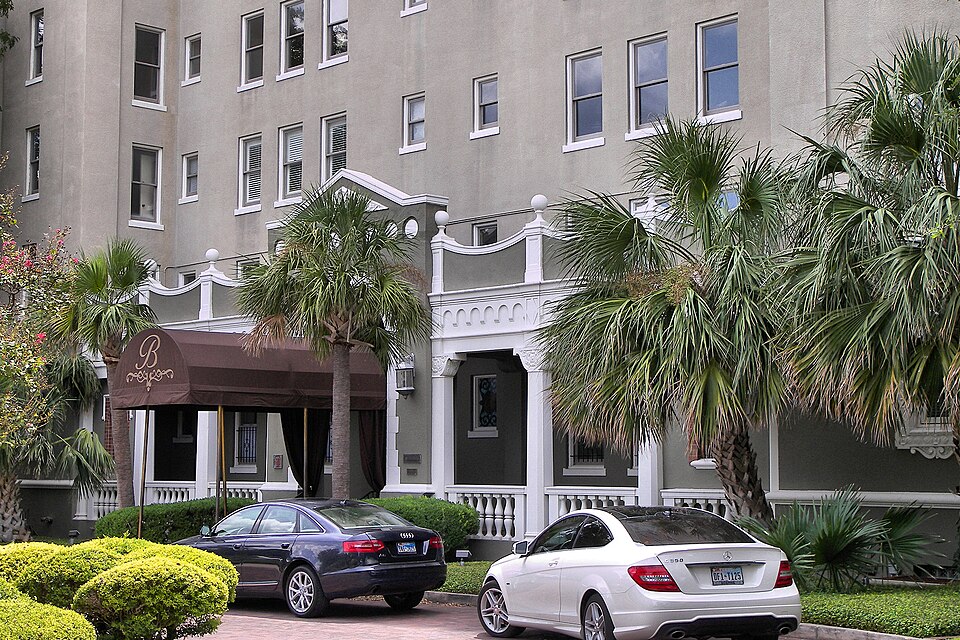 Photograph of Bushnell Apartments