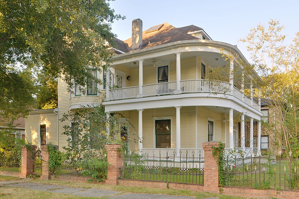 Photograph of House at 122 East Fifth Street