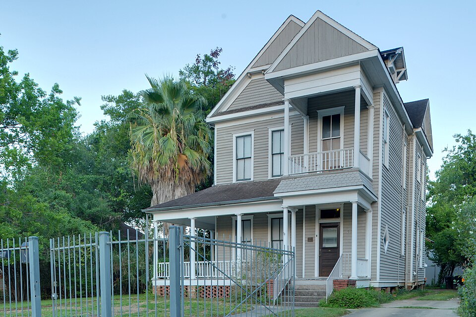 Photograph of House at 917 Heights Boulevard