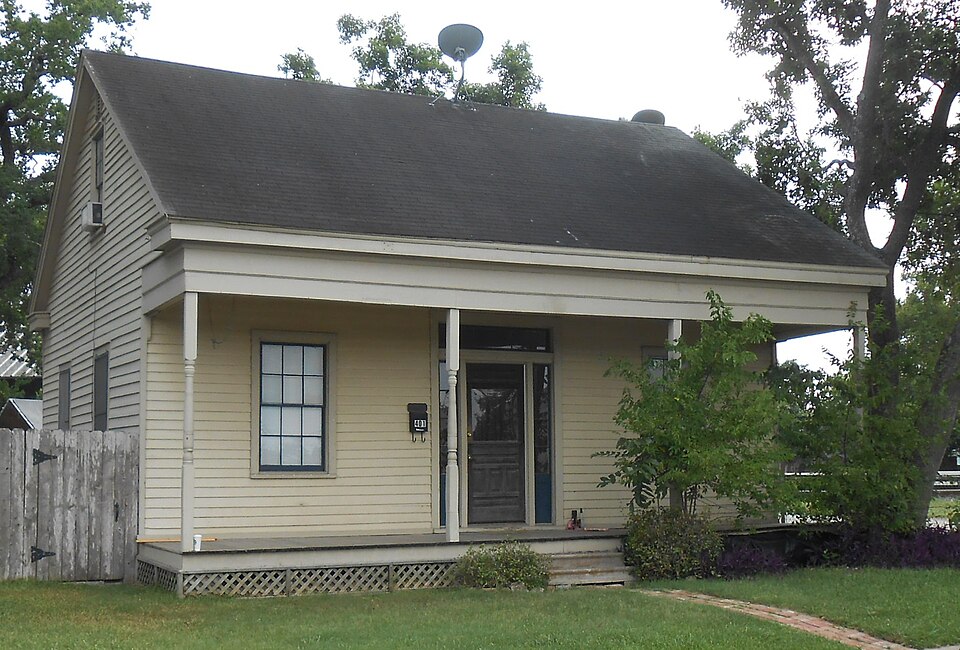Photograph of House at 401 East Stayton