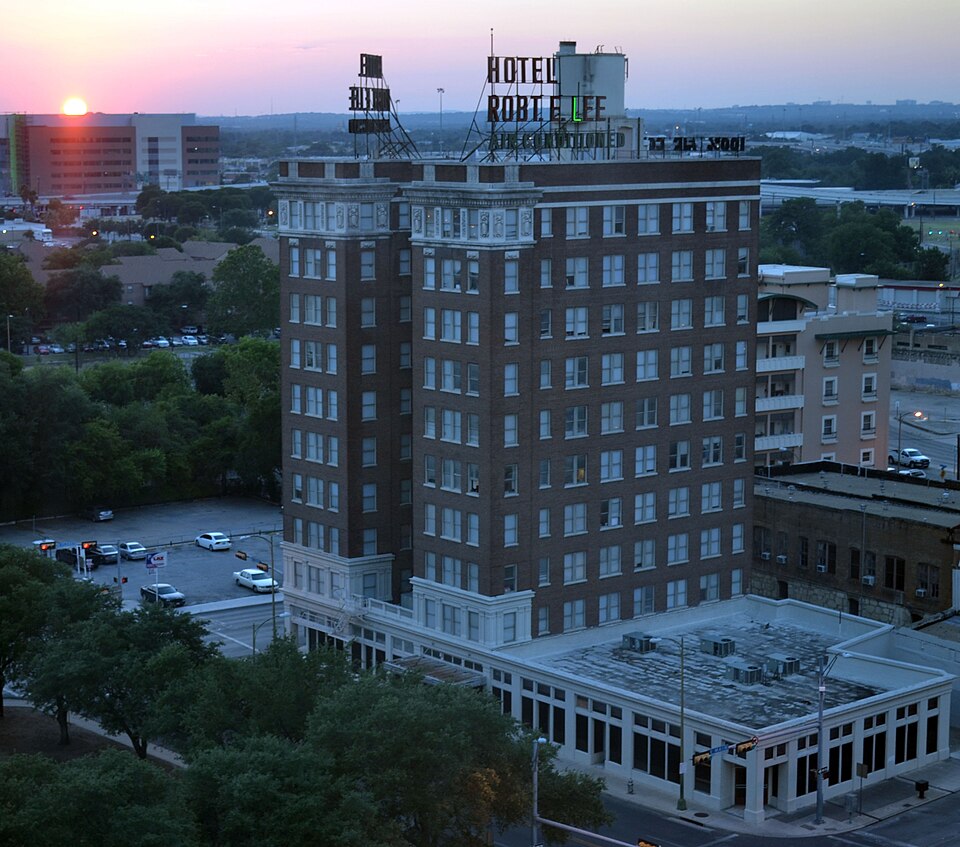 Photograph of Robert E. Lee Hotel