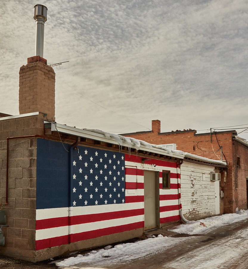 An ordinary building in an ordinary alley in the small city of Salina (population c. 2,600) in the western U.S. state of Utah carries a unusually dramatic and patriotic appearance