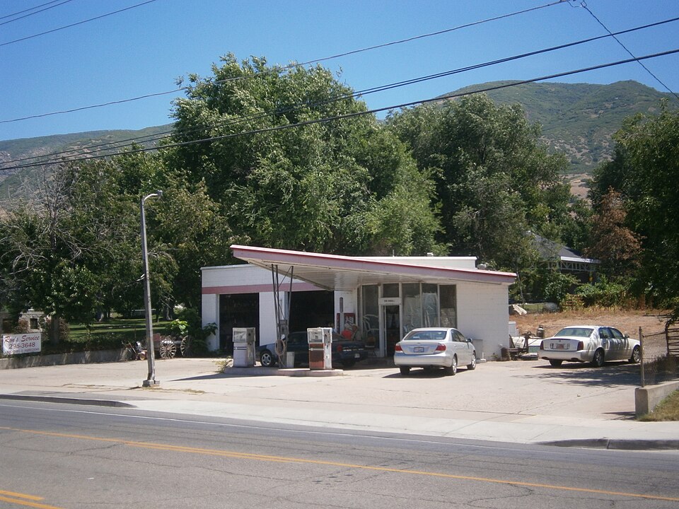 Photograph of Ron's Phillips 66 Service Station