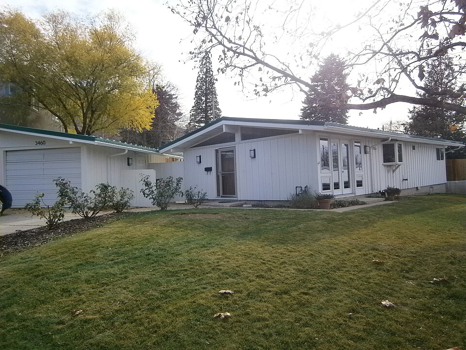 Photograph of Ernie and Irmgard Bourne House