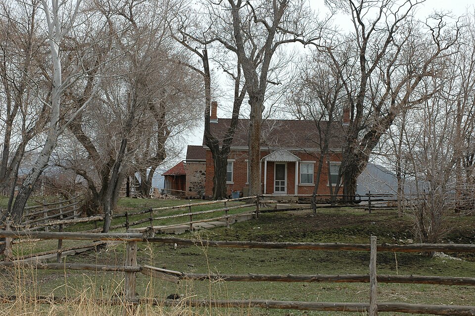 Photograph of House at 325 S. Main St.