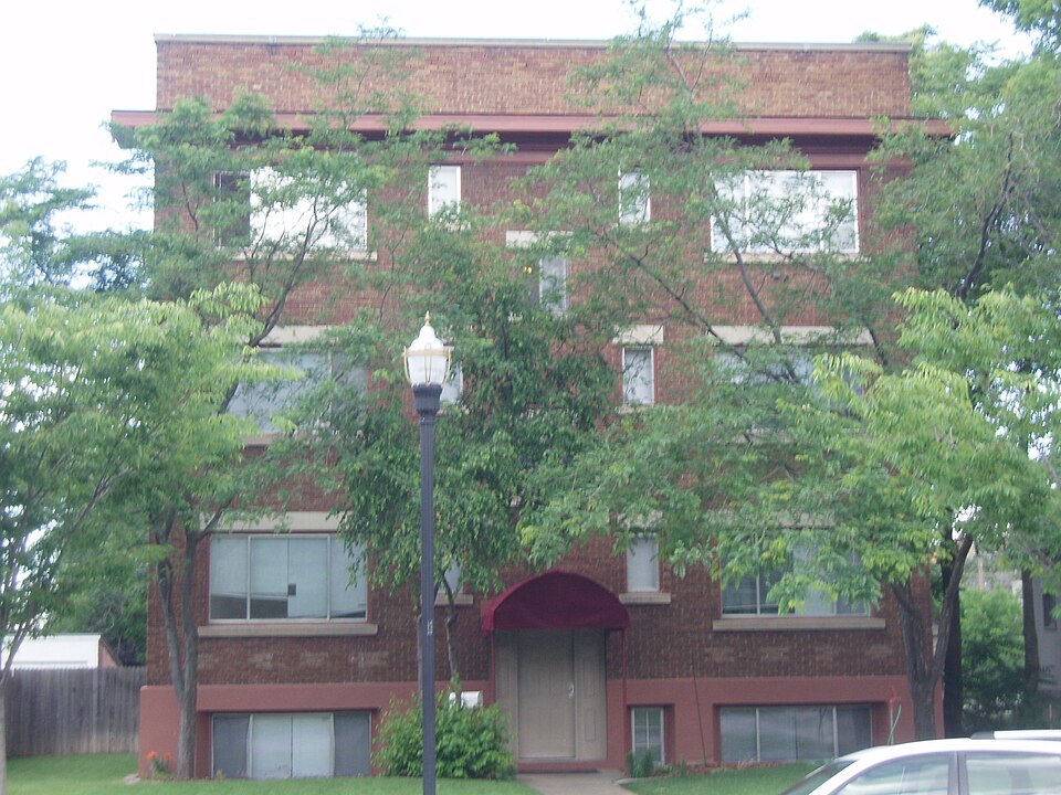 Photograph of Farnsworth Apartments