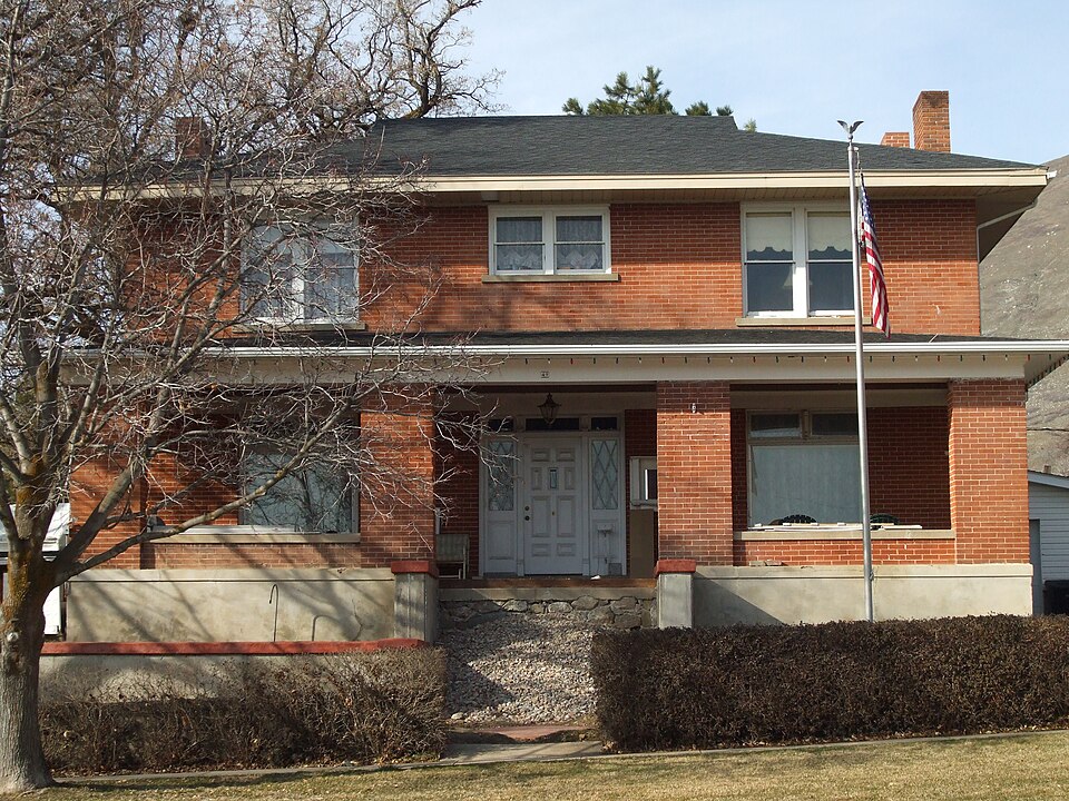 Photograph of John W., Janet (Nettie), and May Rich Taylor House