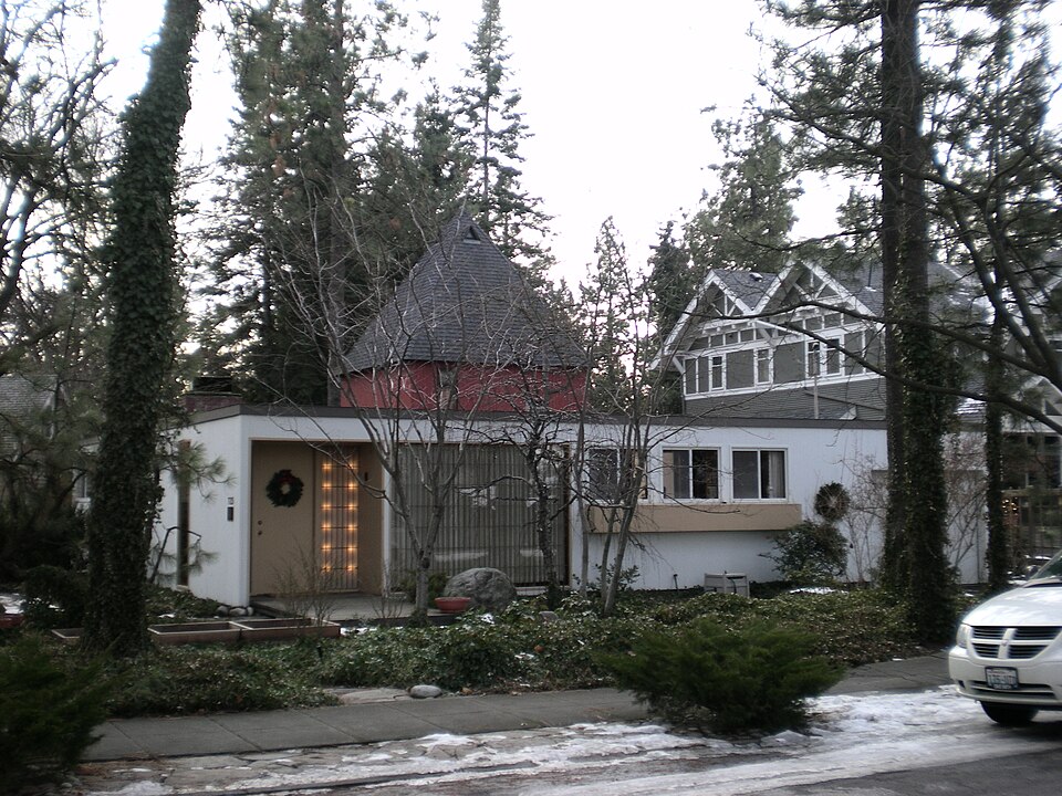 Photograph of Kenneth and Edna Brooks House