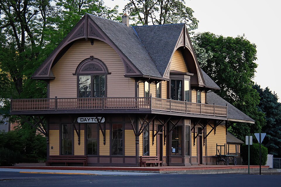 Photograph of Oregon Railway and Navigation Company Depot - Dayton