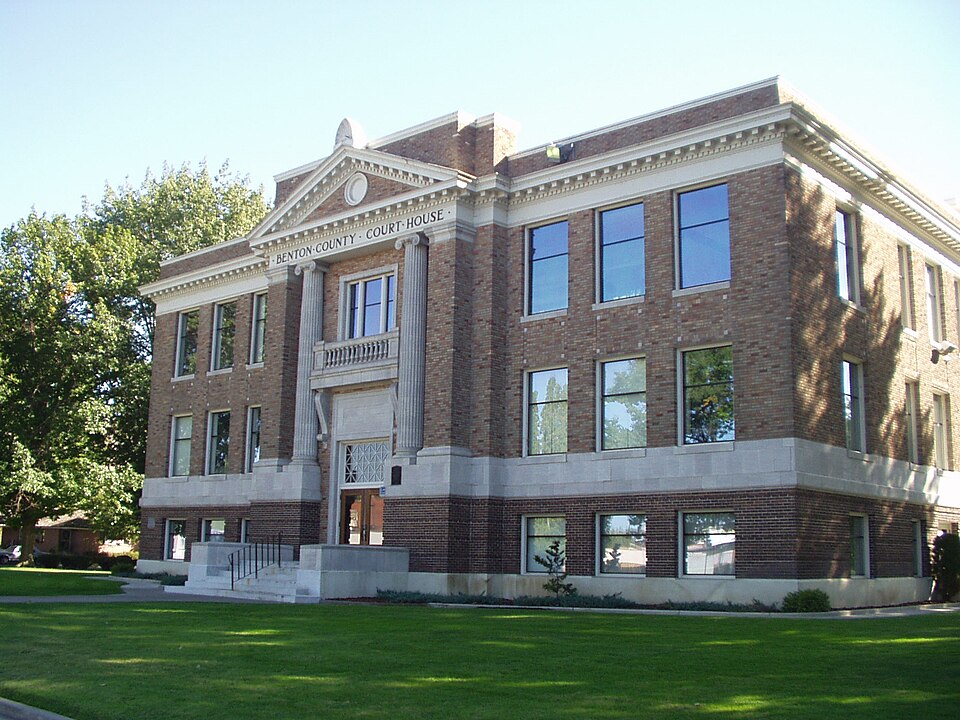 Photograph of Benton County Courthouse