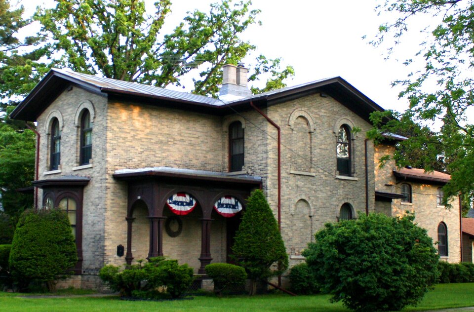 Photograph of Fred and Lucia Farnham House