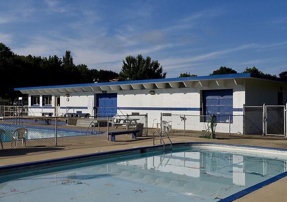 Photograph of Burlington Community Swimming Pools and Bathhouse