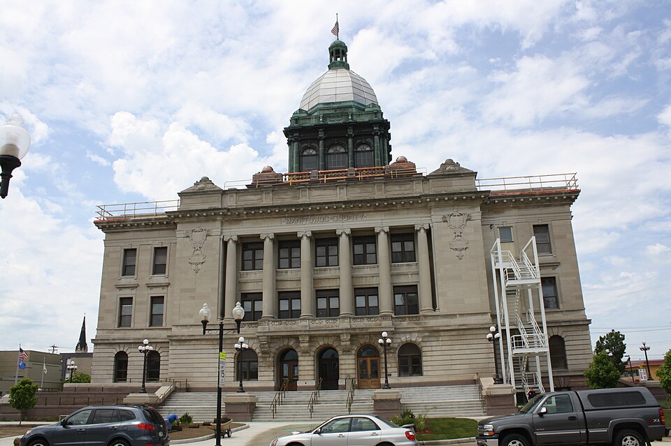 Photograph of Manitowoc County Courthouse