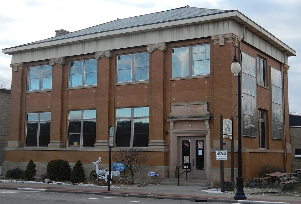 Photograph of Tripp Memorial Library and Hall