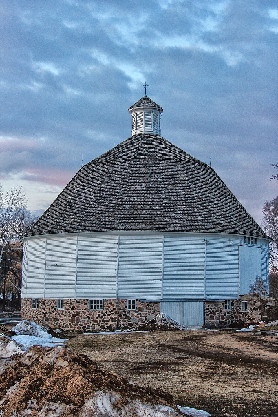 Photograph of Nashold 20-sided Barn